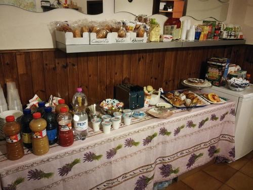 una mesa con un buffet de comida. en Hotel Rivazza, en Imola