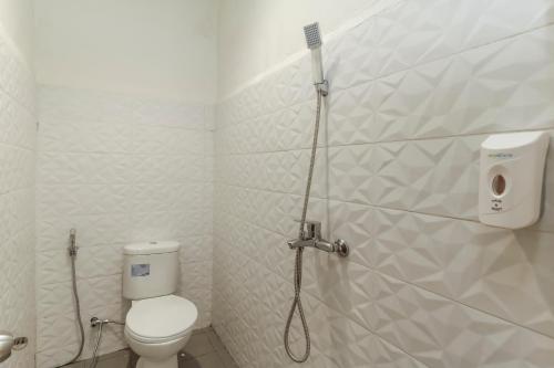 Ένα μπάνιο στο RedDoorz Plus @ Slamet Riyadi