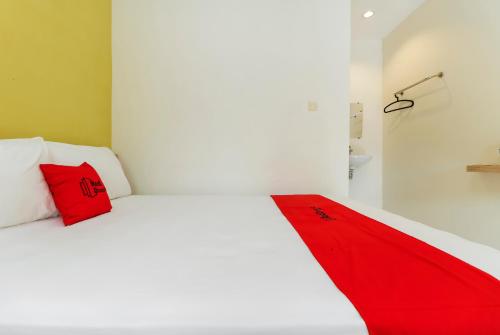 Postel nebo postele na pokoji v ubytování RedDoorz Plus @ Slamet Riyadi