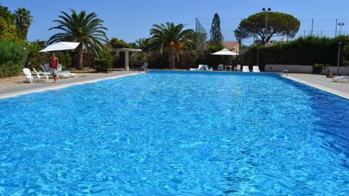 チェファルにあるEmiri Bay Villas - by Vacation Serviceの- リゾート内の青い水の大型スイミングプール