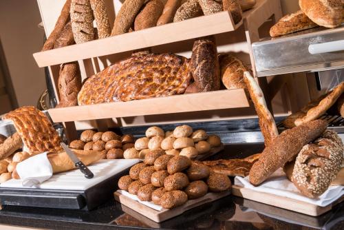 马尔马里斯TUI BLUE Grand Azur的展示不同种类的面包和糕点