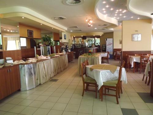 מסעדה או מקום אחר לאכול בו ב-Hotel Silver - All Inclusive & Free Parking