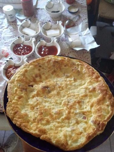 una torta in padella su un tavolo con condimenti di Cuibul de la Mare a Corbu