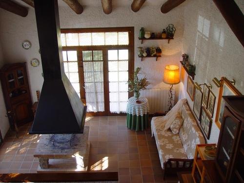 sala de estar con sofá y chimenea en Casa Rural Eucaliptus, en Montferri