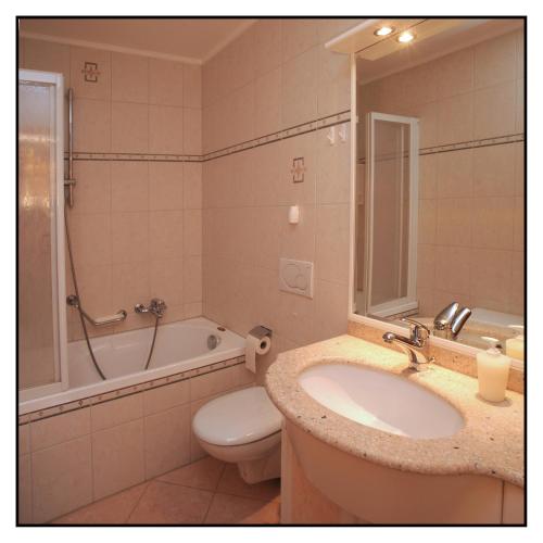 un bagno con lavandino, vasca e WC di Sonnmatt a Zermatt