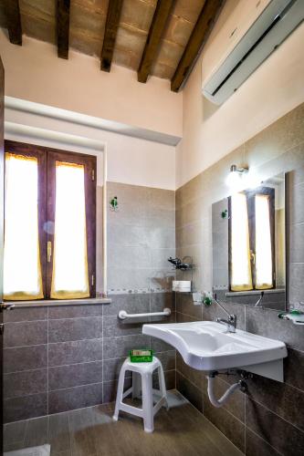 a bathroom with a sink and a mirror at Agriturismo La Rosa Montefalco in Montefalco