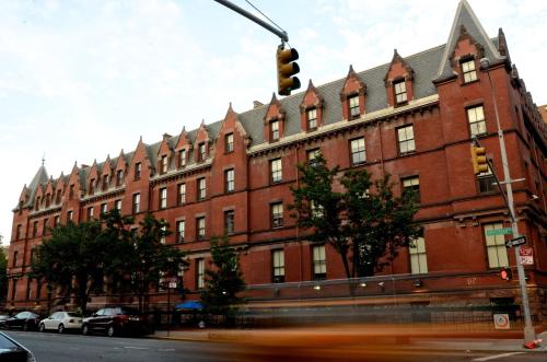 a traffic light in front of a large brick building at HI New York City Hostel in New York