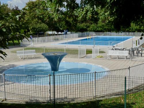 une clôture autour d'une piscine avec 2 piscines dans l'établissement Saint Laurent 1330 Chemin de Saint Laurent, à Rieux