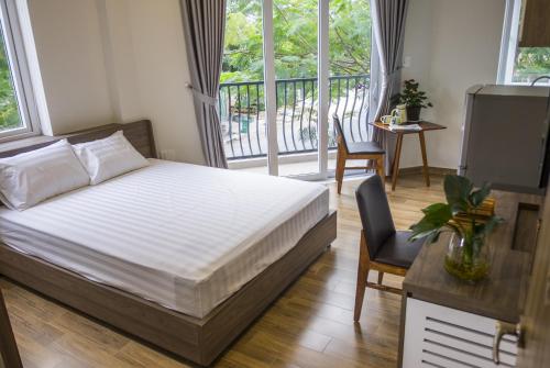 um quarto com uma cama e uma varanda em Spring Light Home em Ho Chi Minh