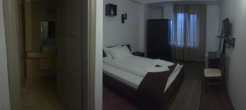 Ένα ή περισσότερα κρεβάτια σε δωμάτιο στο Hotel Casa Vlahilor