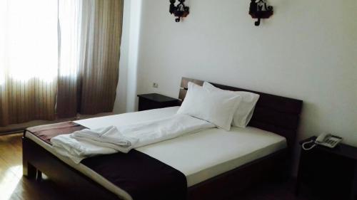 Ένα ή περισσότερα κρεβάτια σε δωμάτιο στο Hotel Casa Vlahilor
