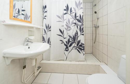 A bathroom at Lilleküla Hotel