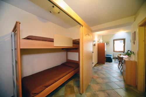 Cette petite chambre comprend 2 lits superposés. dans l'établissement Appartamenti Violalpina - Piazza Costanzi, à Malè