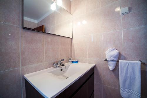 a bathroom with a sink and a mirror at Monte do Zeca in Zambujeira do Mar