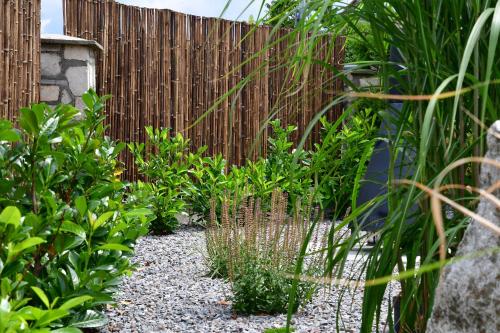 einen Garten mit einem Zaun und einigen Pflanzen in der Unterkunft Ferienhaus Holzhaisl in Kelheim