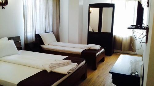 Ένα ή περισσότερα κρεβάτια σε δωμάτιο στο Hotel Casa Vlahilor