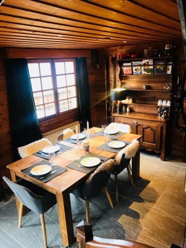 une table à manger en bois avec des chaises et une table dans l'établissement Chalet les Marmottes, à Saint-Jean-de-Sixt