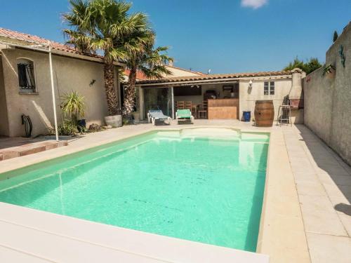 ナルボンヌにあるCharming holiday home with private poolの裏庭のスイミングプール
