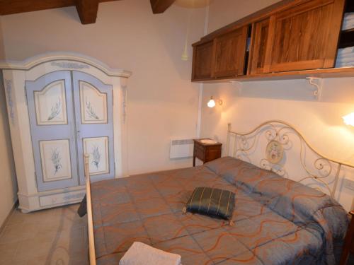 una camera con un grande letto e una porta blu di Apartment in Pennabili on the Tuscan border near nature park a Pennabilli