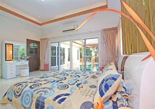 um quarto com uma cama e uma grande janela em Victoria Villa Vintc 3 em Na Jomtien