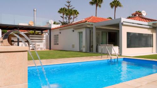uma piscina em frente a uma casa em Villa Calma Luxury Villa em Maspalomas