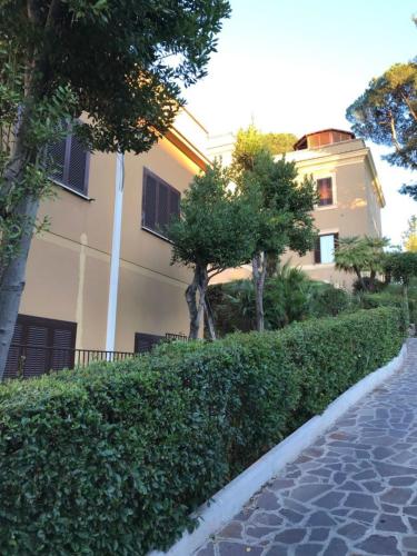 a building with a hedge in front of a building at Villa Angelina in Rome