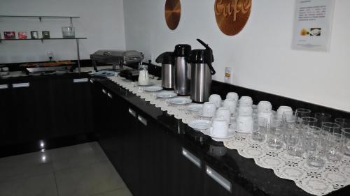 a counter with glasses and bottles on top of it at Jalapão Hotel in Palmas