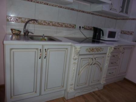 チョロノモスクにあるapartment in Chernomorsk (Illichivsk)の白いキッチン(シンク、電子レンジ付)