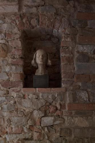 a statue of a head in a brick wall at Ottantotto Firenze in Florence