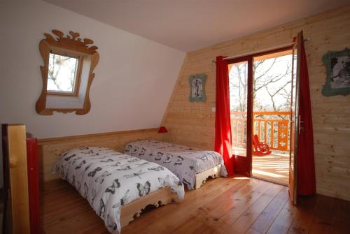 Giường trong phòng chung tại Le Bois De Barthes