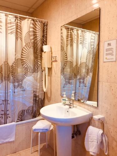 a bathroom with a sink and a mirror at Hostal del Carmen in Terrassa