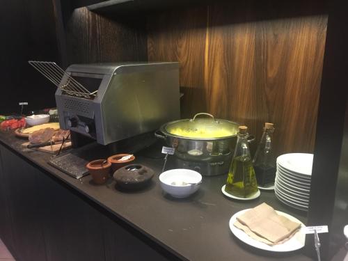 a kitchen counter with a microwave and some food at Hotel Altiplanico Bellas Artes in Santiago