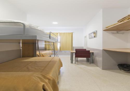 Postel nebo postele na pokoji v ubytování Albergue Inturjoven Malaga