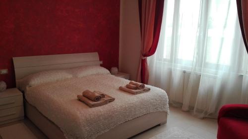 1 dormitorio con 1 cama con 2 toallas en Casa Millegrü, en Pisa