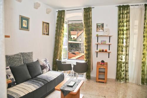 uma sala de estar com um sofá e uma janela em Old town Kotor Square em Kotor