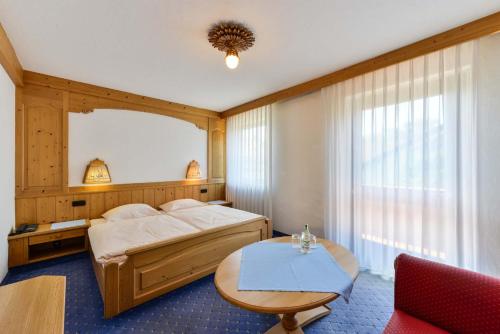 Tempat tidur dalam kamar di Hotel Fischerwirt