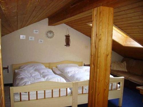 a bedroom with two bunk beds in a room at Ferienhaus Meike im Naturpark Bayr in Zandt