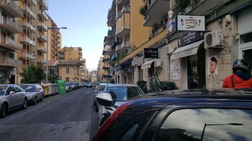 カターニアにあるAppartamento Catania Mareの車道脇の道