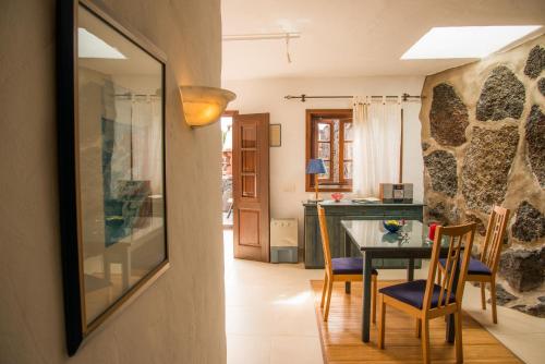 a kitchen and dining room with a table and chairs at Casa Rural Finca Isabel in Mozaga