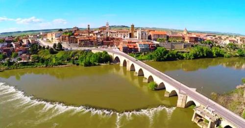 a bridge over a river with a city in the background at Casa Emma in Villamarciel
