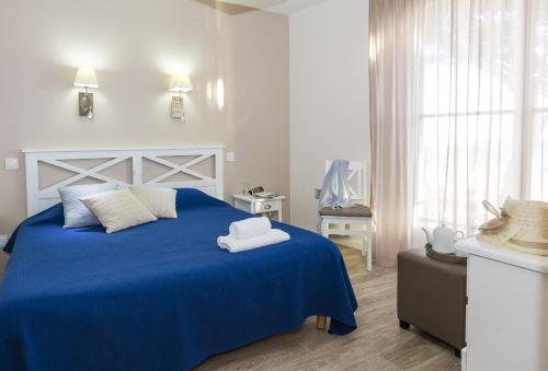 Un dormitorio con una cama azul con toallas. en Résidence Prestige Odalys De La Plage en Pornichet