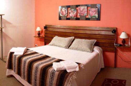 1 dormitorio con 1 cama con 2 toallas en Rincon Gales en Puerto Madryn