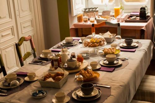 un tavolo con cibo, tazze e piatti di Palazzo Bellini a Torino