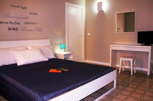パレルモにあるRe Federico Apartmentのベッドルーム(ベッド1台、暖炉、テレビ付)