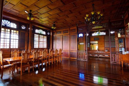 a dining room with a table and chairs and windows at Casa Simeon in Bacacay