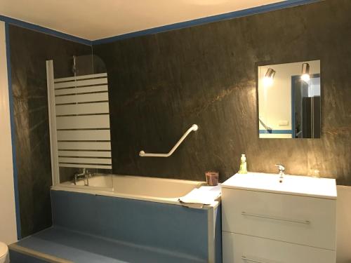 Ένα μπάνιο στο Chambres d'Hôtes Pom' Paille