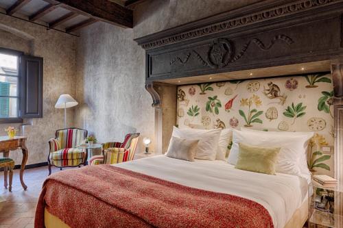 a bedroom with a large bed and a table with chairs at Ottantotto Firenze in Florence