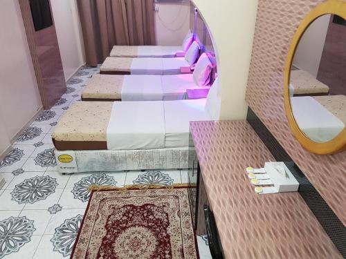 Tempat tidur dalam kamar di Tehran Hotel