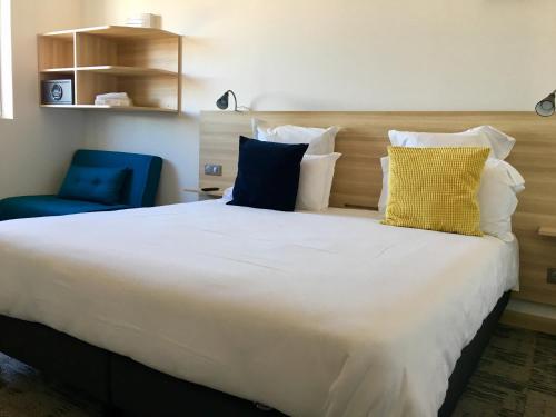 Un ou plusieurs lits dans un hébergement de l'établissement Brit Hotel Martigues Nord