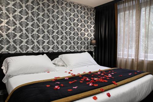 a bedroom with a bed with flowers on it at Best Western JFK Hotel in Naples
